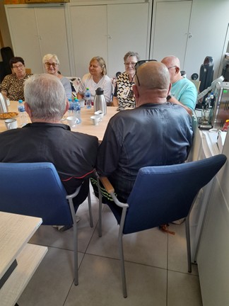 Grupa osób siedząca przy stole